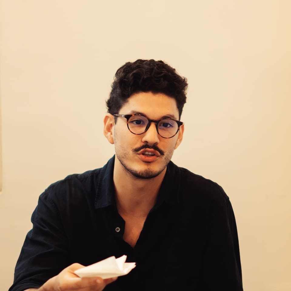 Alonso Vargas, director y fundador de nodo, conversando en una mesa de trabajo
